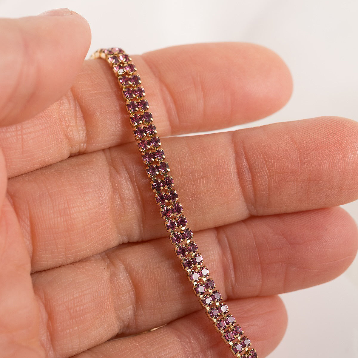 Minimālistiska rokassprādze ar antialerģiskām īpašībām, piemērota arī mitrumam.