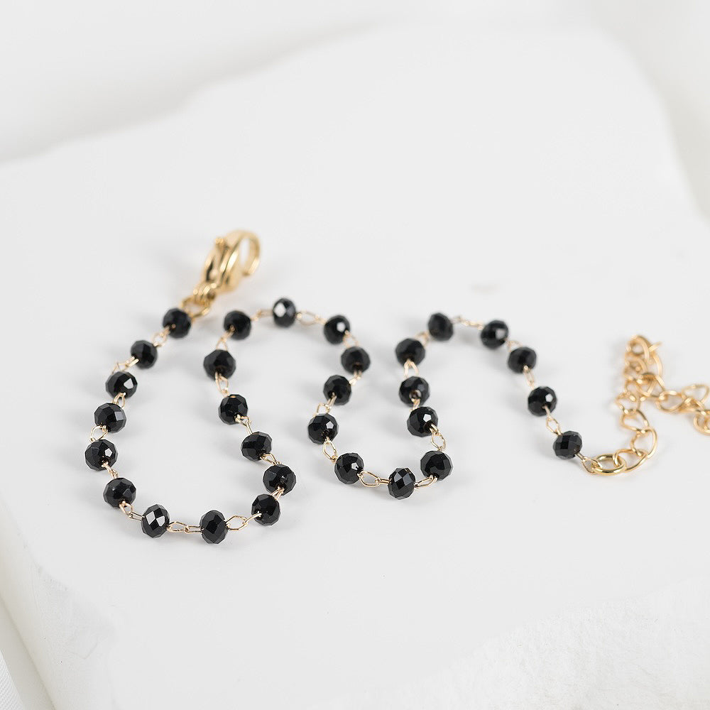 Stilīga un viegla kājas rota, kas ir ūdensizturīga un ērta ikdienai.