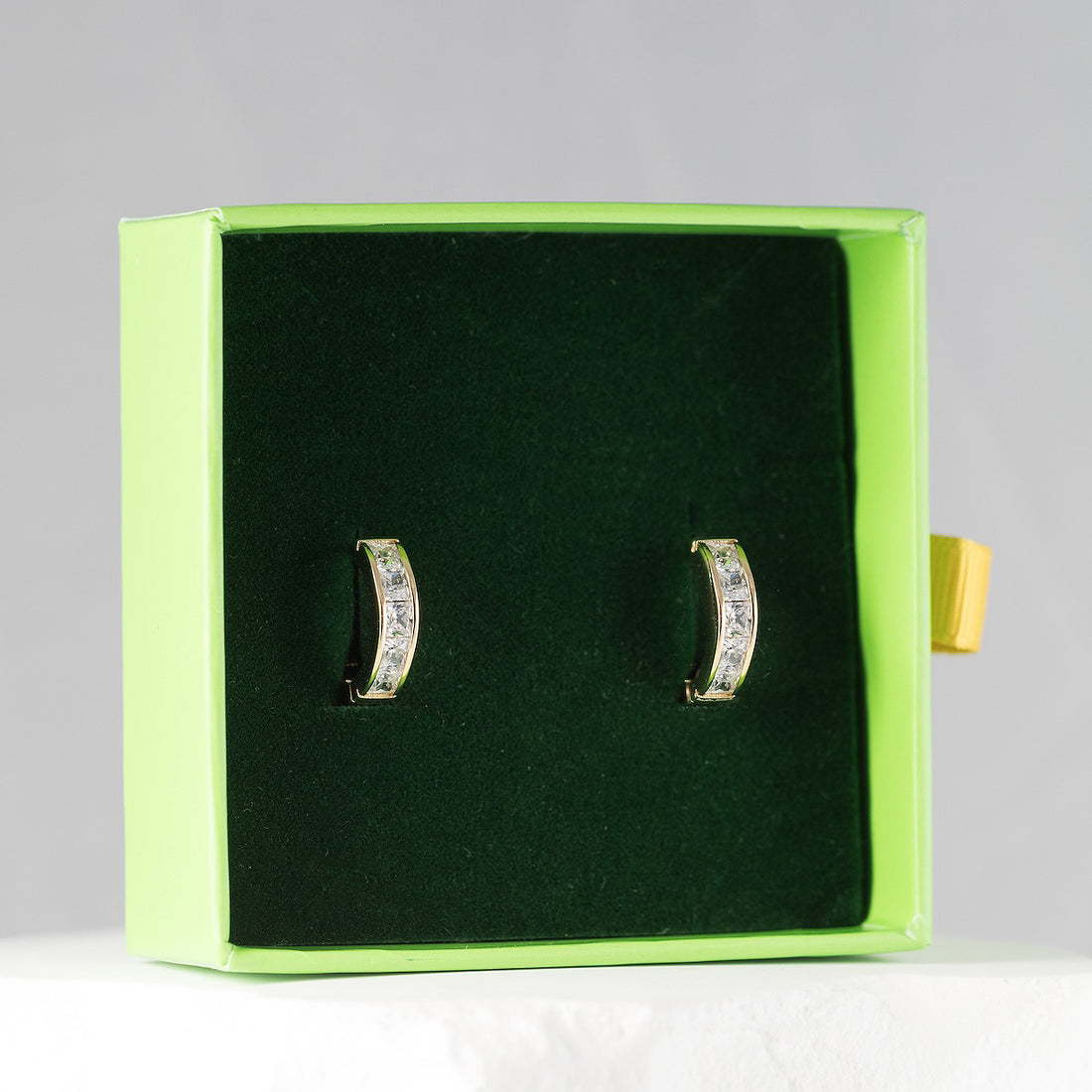 Auskari ir ūdensizturīgi un piemēroti ikdienas valkāšanai.