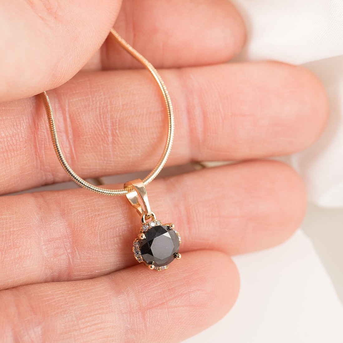 Grezna kristāla kaklarota MILEY ar izteiksmīgu kristāla kulonu.