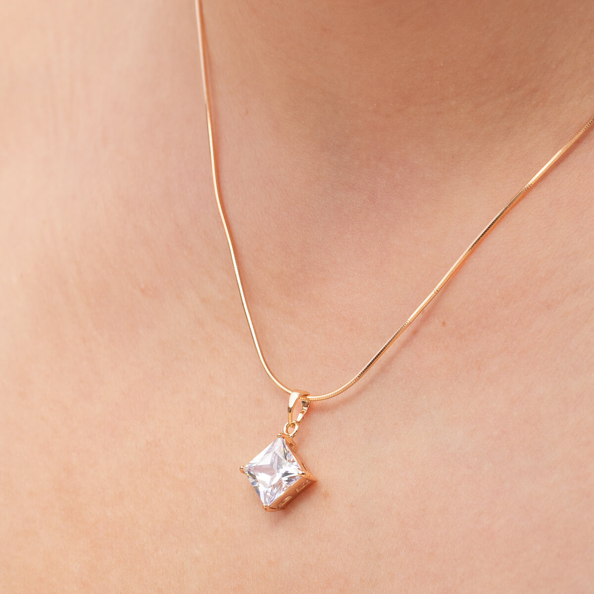 Antialerģiska kristāla kaklarota Natālija