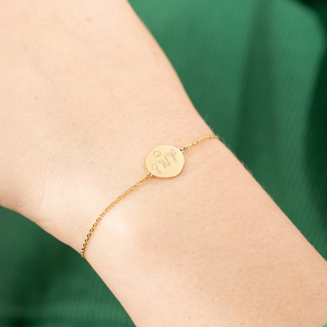 Smalka rokas ķēdīte ar personalizētu medaljonu