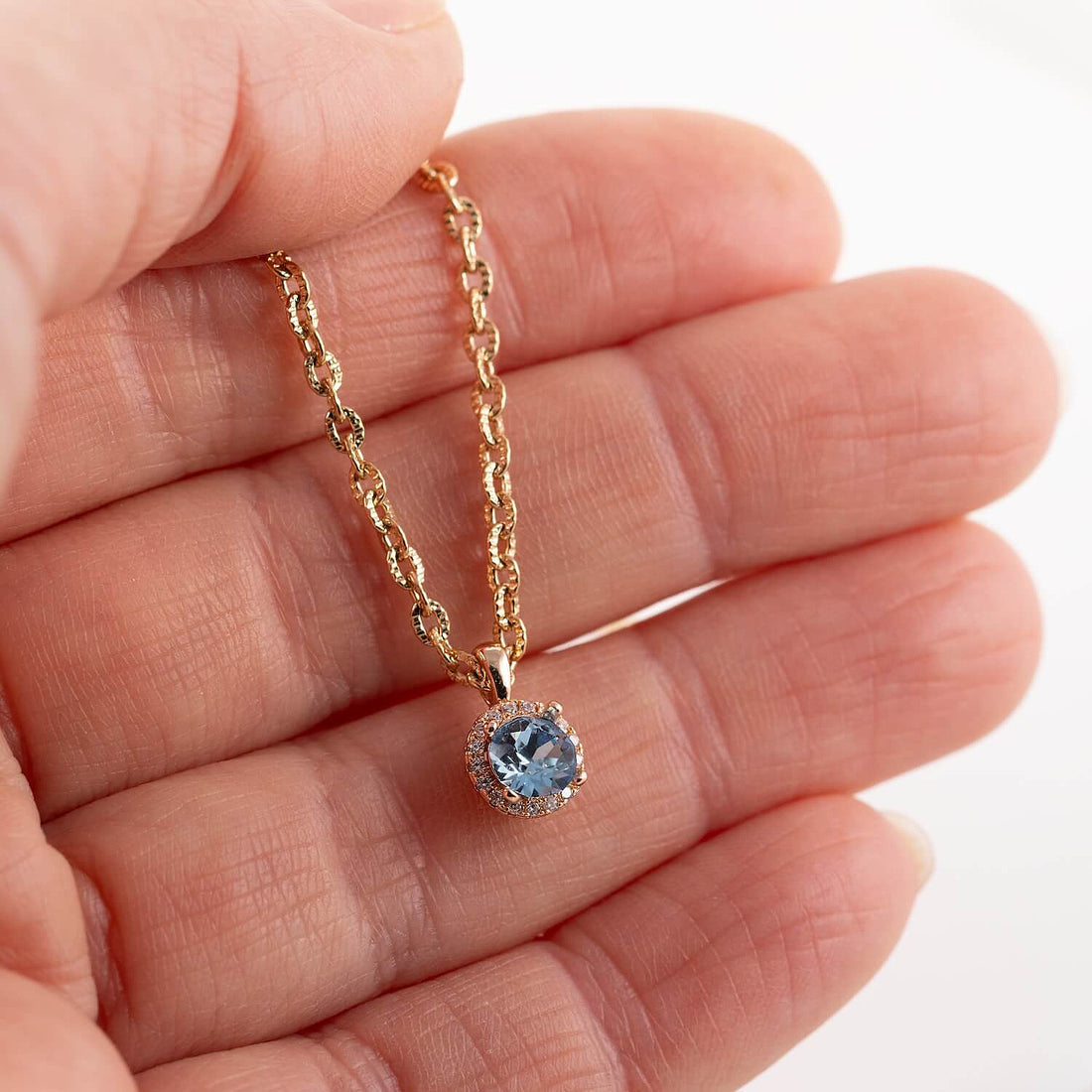 Greznā mazā kaklarota ar apaļu kulonu