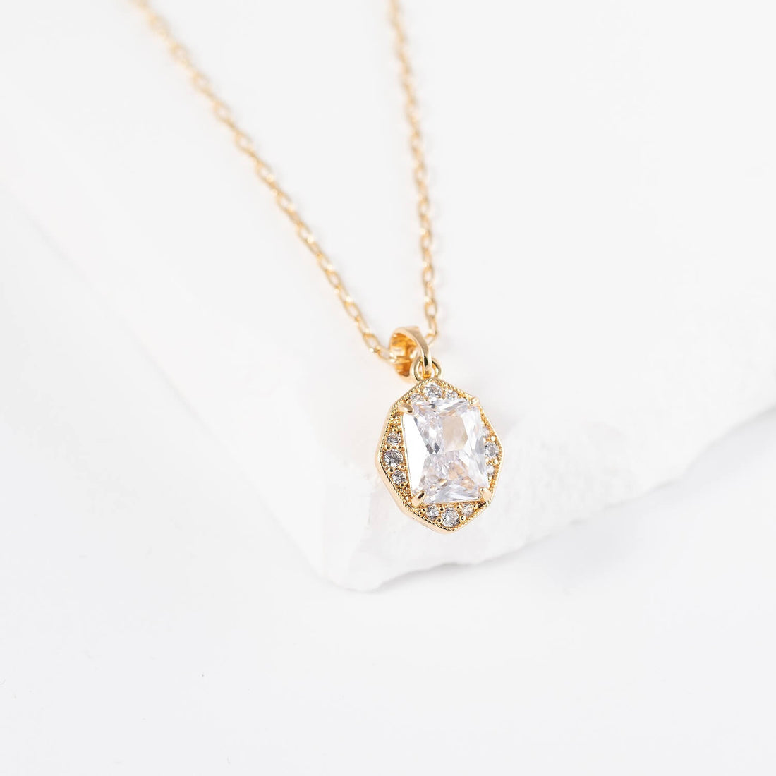 Antialerģiska kaklarota ar kristālu kulonu LAURA