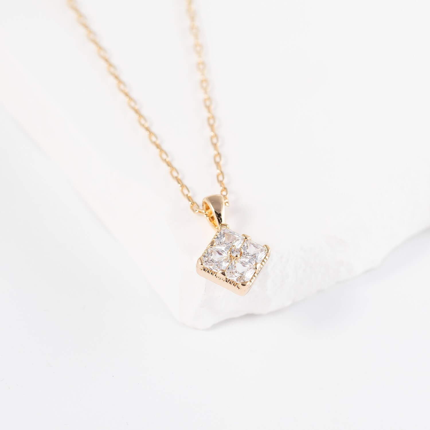 Antialerģiska kaklarota ar kristālu ZITA 