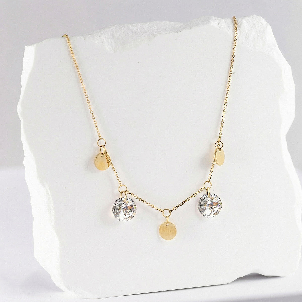 Antialerģiska kaklarota ar baltiem kristāla piekariņiem 