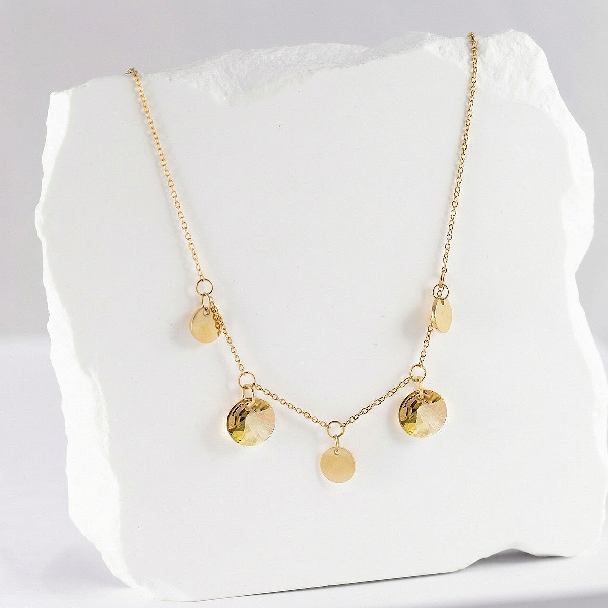 Antialerģiska kaklarota ar bēšiem kristāla piekariņiem 