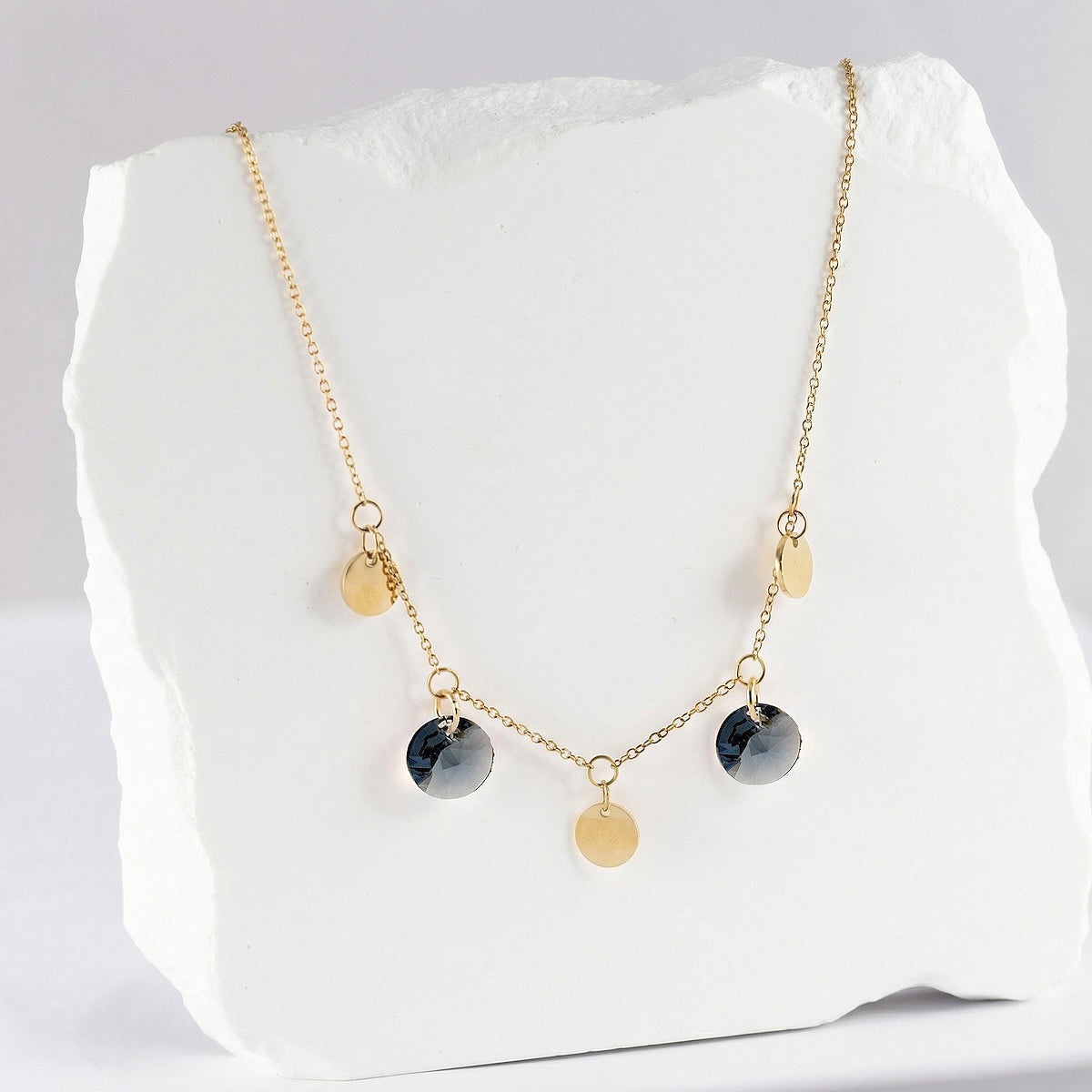 Antialerģiska kaklarota ar ziliem kristāla piekariņiem 