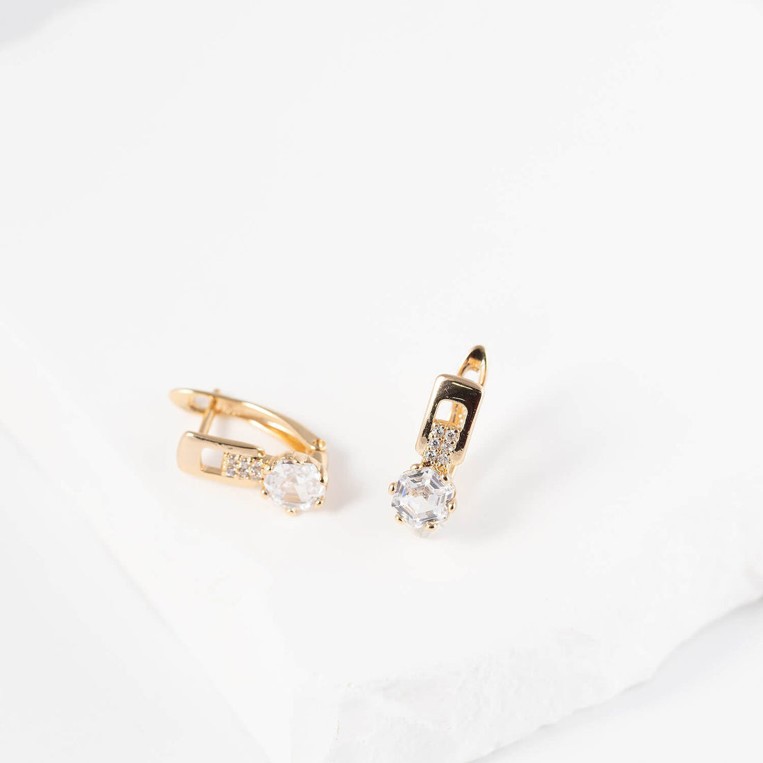 Antialerģiski auskari ar angļu aizdari 'RITA'