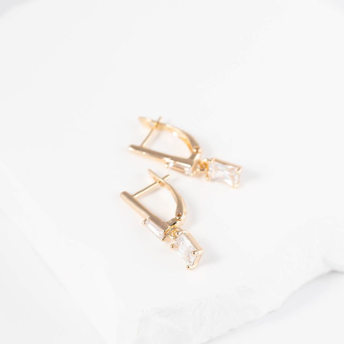 Antialerģiski auskari ar angļu aizdari 'VITA'