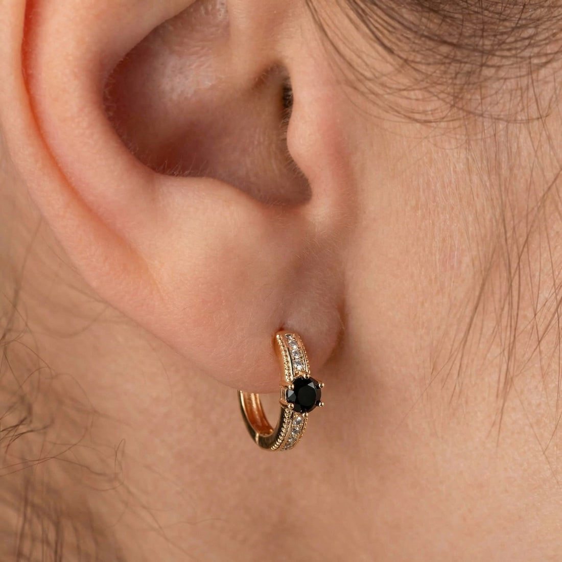 Antialerģiski riņķīšu auskari ar melniem kristāliem 'HALLE'