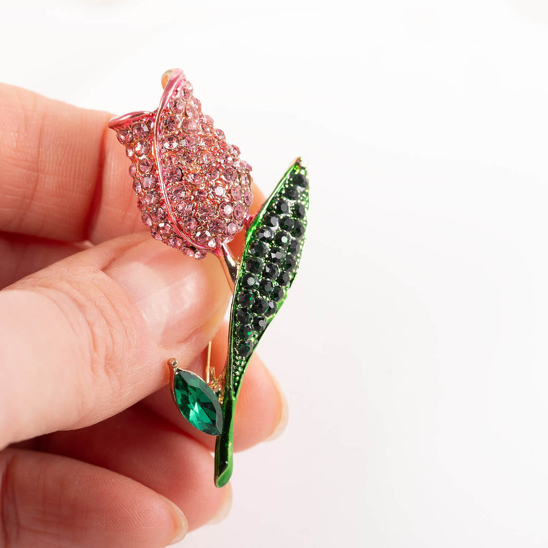 Piespraude ar tulpes ziedu