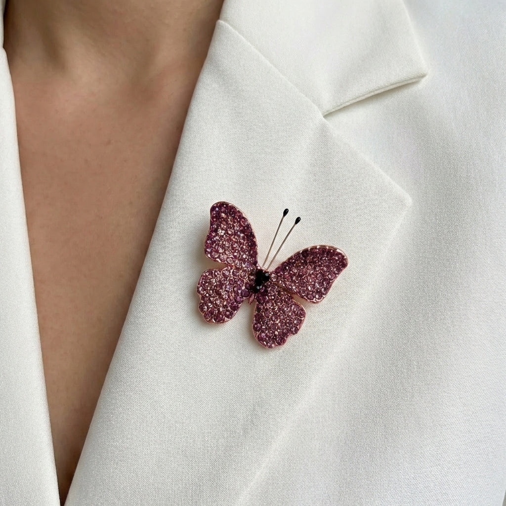 Tauriņa formas broša ar kristāliem violeta