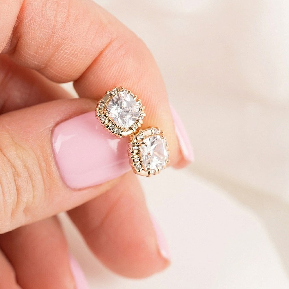 Rose gold krāsas auskari ar elegantu, spīdīgu apdari