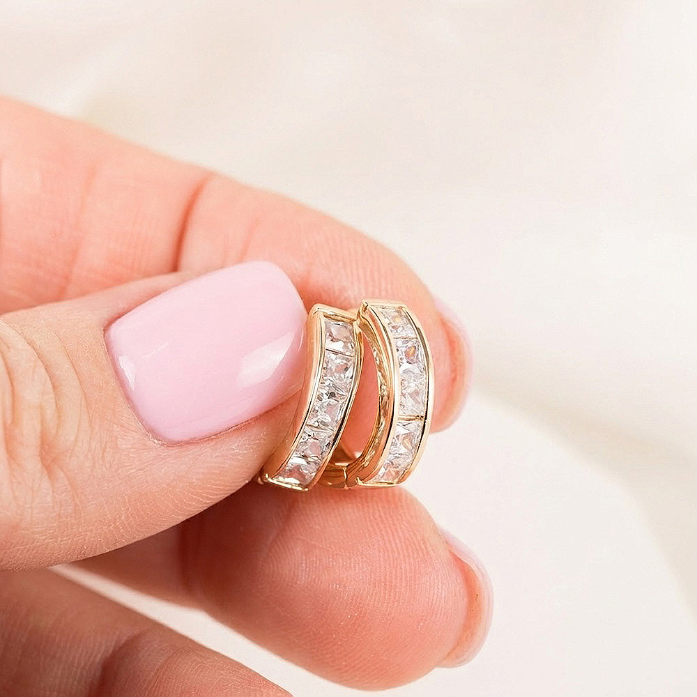 Auskari ir ūdensizturīgi un piemēroti ikdienas valkāšanai.