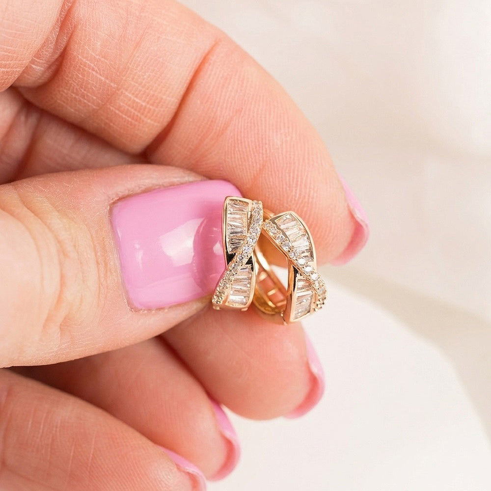 Auskari ir ūdensizturīgi un piemēroti ikdienas valkāšanai.