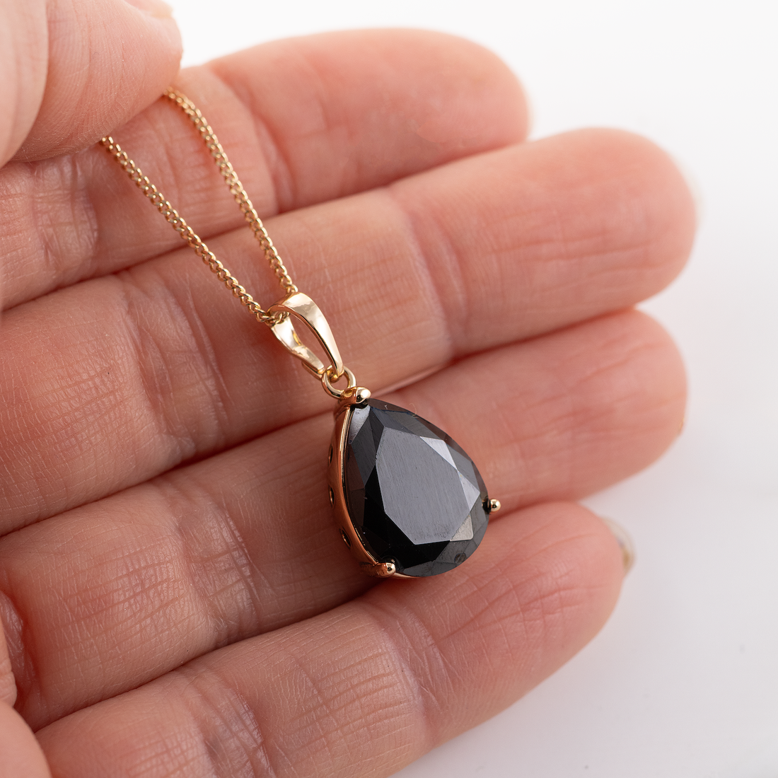 Antialerģiska kaklarota ar melnu kristālu kulonu 'SCARLETT'