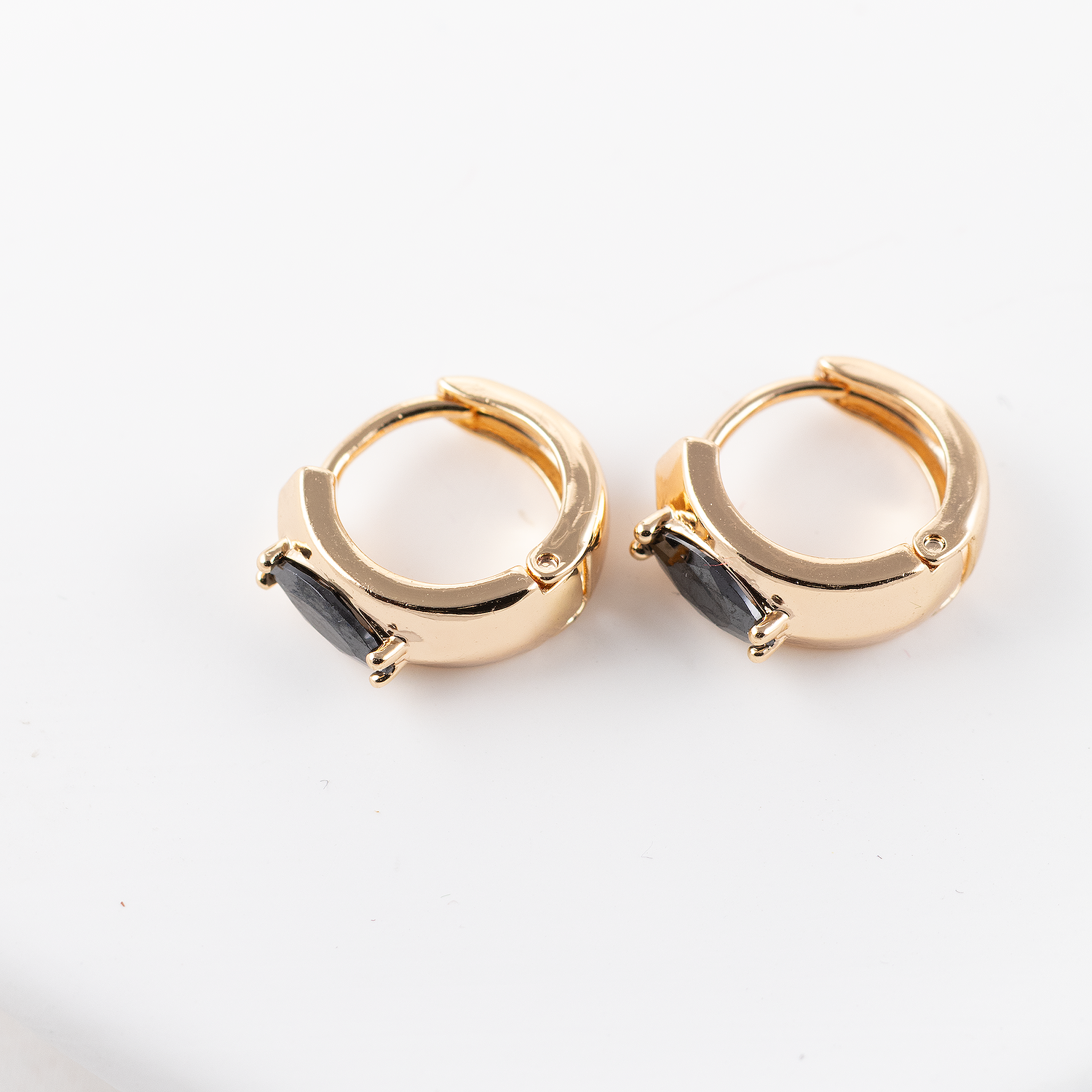 Antialerģiski auskari ar melniem kristāliem 'ANYA'